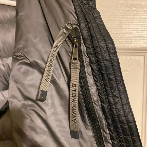 L.L. Bean Women's Ultralight 850 Down Hooded Quilted Packable Puffer Jacket - Picture 5 of 5